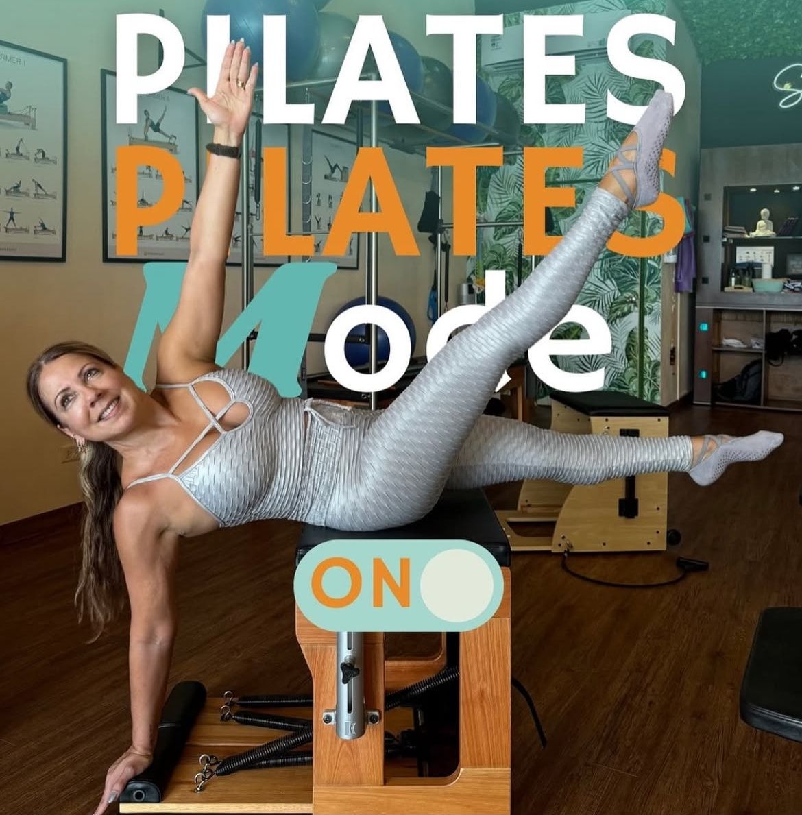 Pieza «Pilates Mode ON»: alumna en plancha lateral sobre la Chair, con una pierna en alto