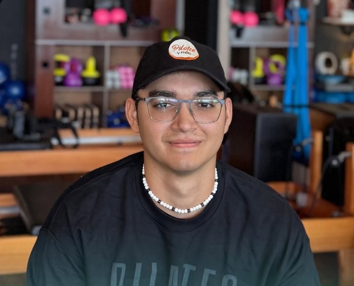 Gabriel Amores, entrenador personal, con gorra de Pilates y más. en el estudio